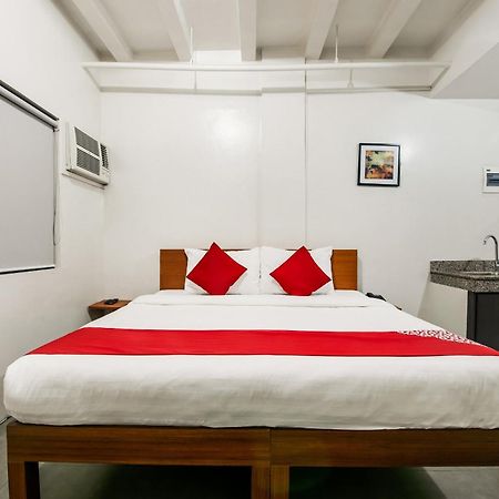 Oyo 136 Regal Residences Quezon City Buitenkant foto