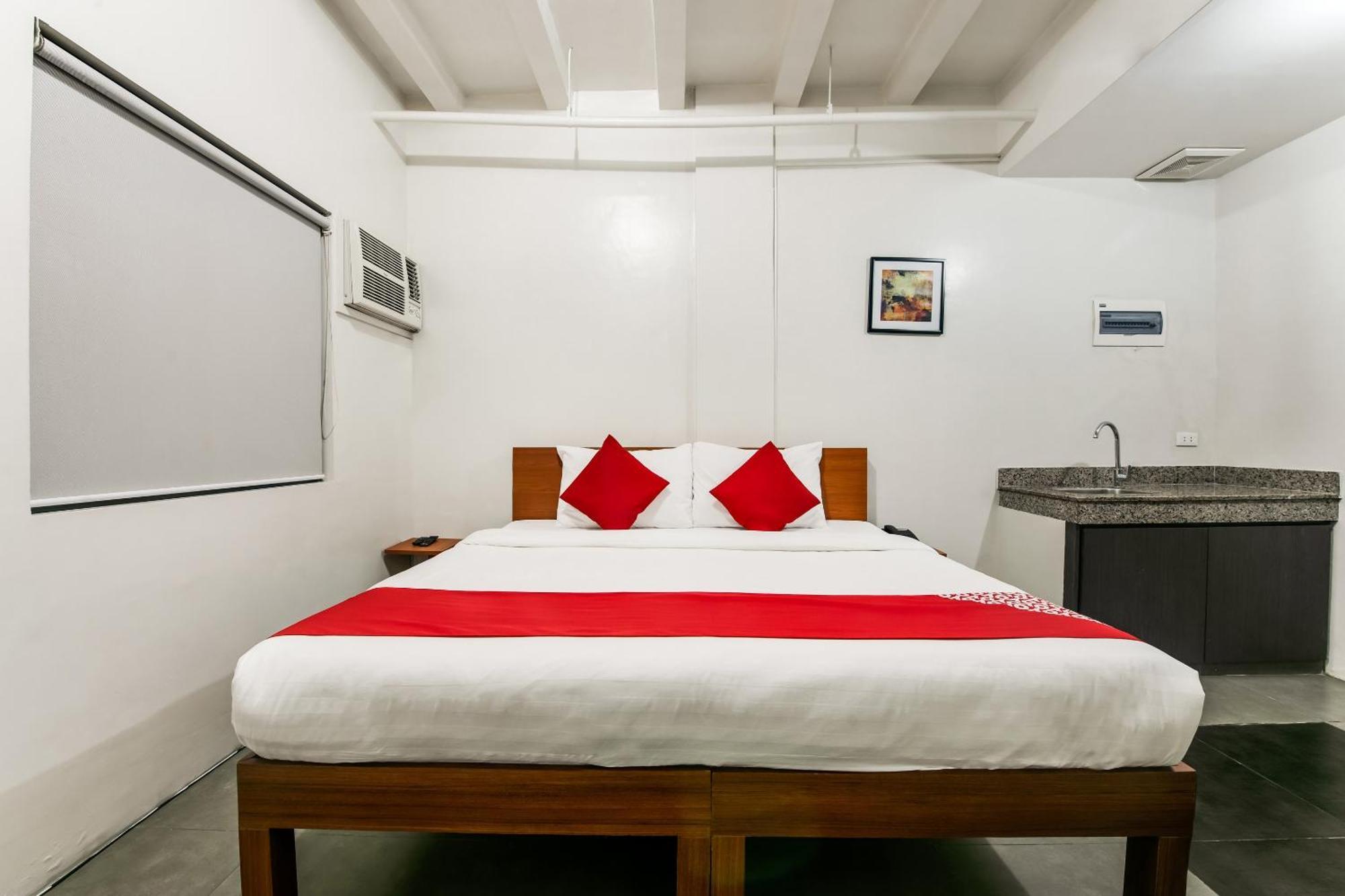 Oyo 136 Regal Residences Quezon City Buitenkant foto