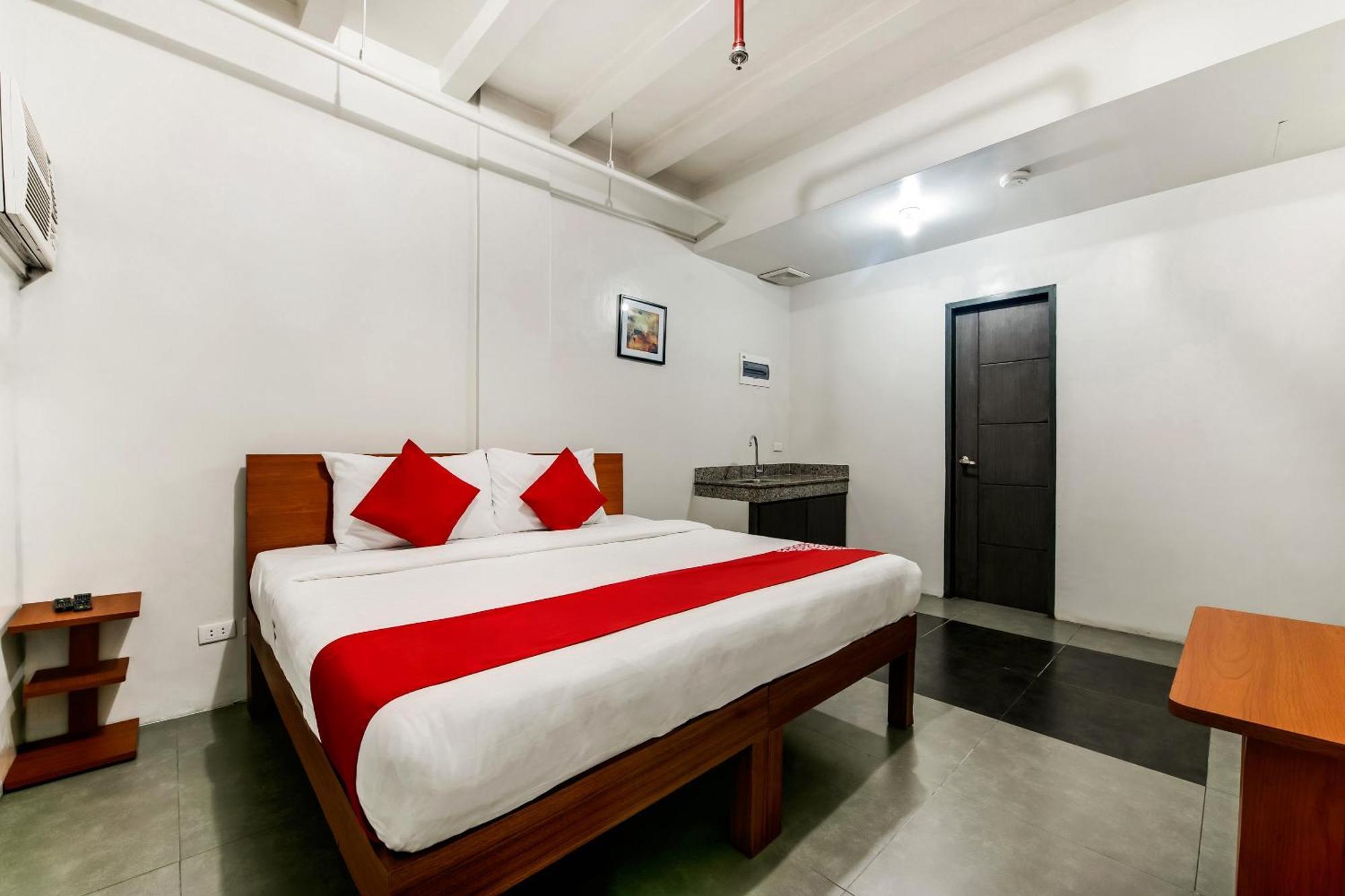 Oyo 136 Regal Residences Quezon City Buitenkant foto