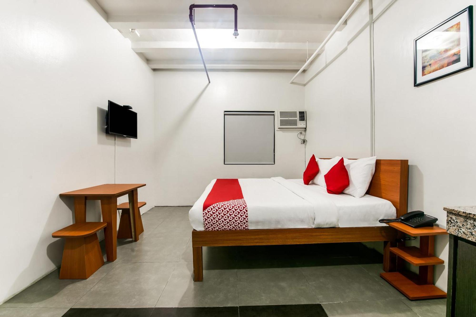 Oyo 136 Regal Residences Quezon City Buitenkant foto