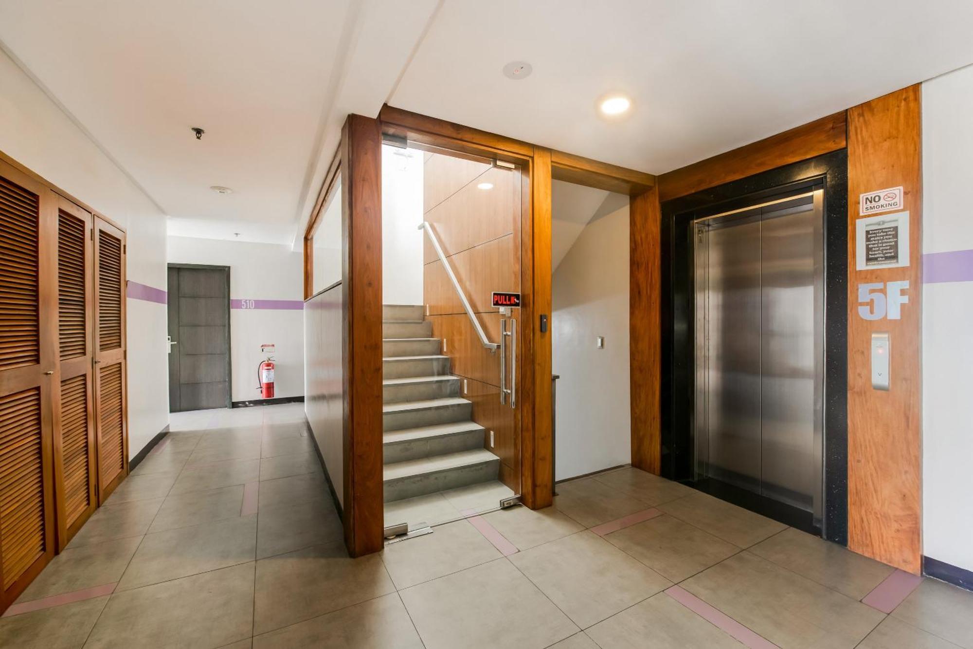 Oyo 136 Regal Residences Quezon City Buitenkant foto