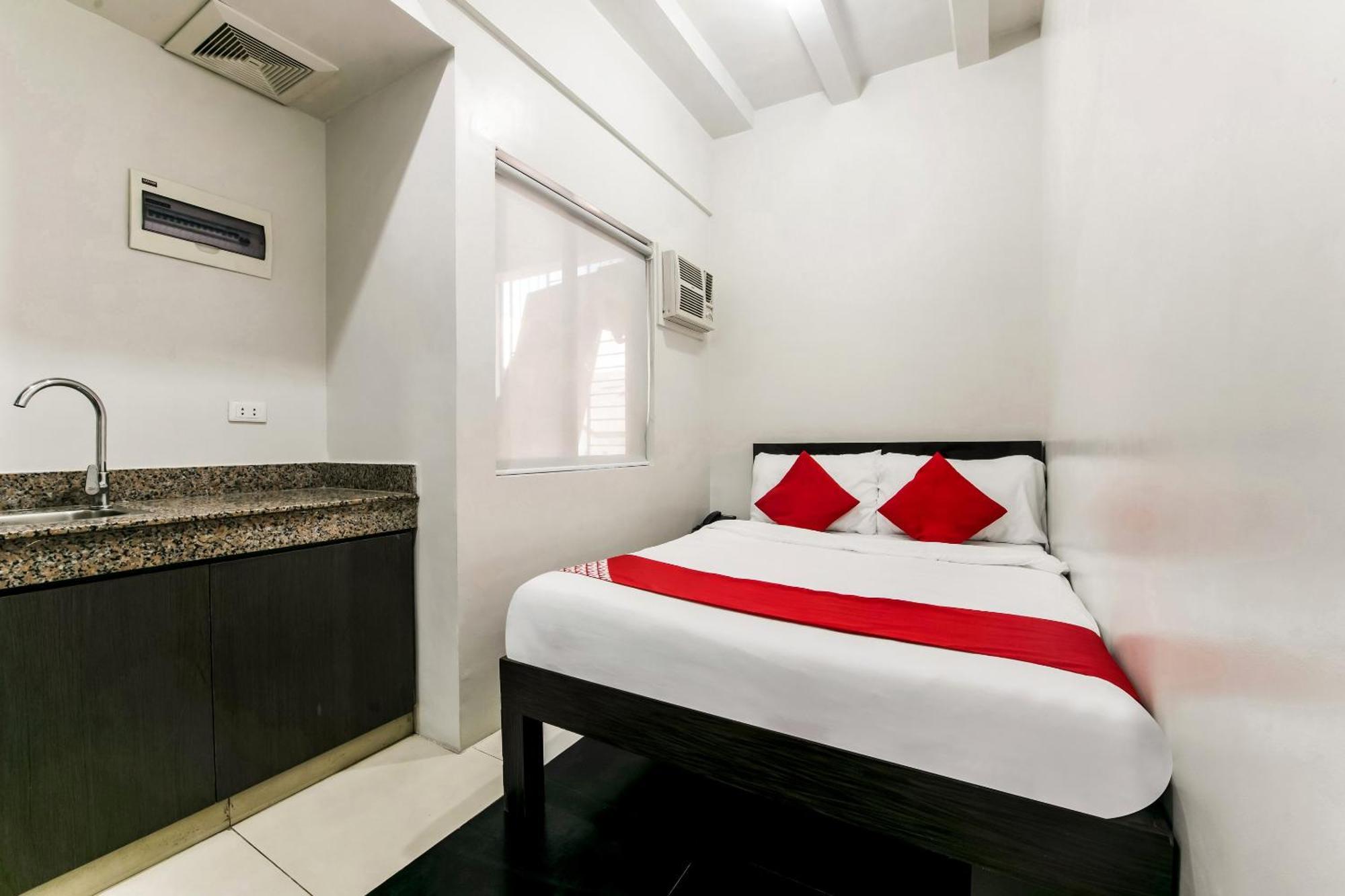 Oyo 136 Regal Residences Quezon City Buitenkant foto