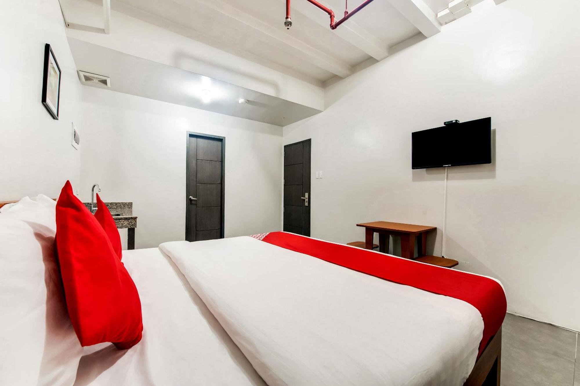 Oyo 136 Regal Residences Quezon City Buitenkant foto