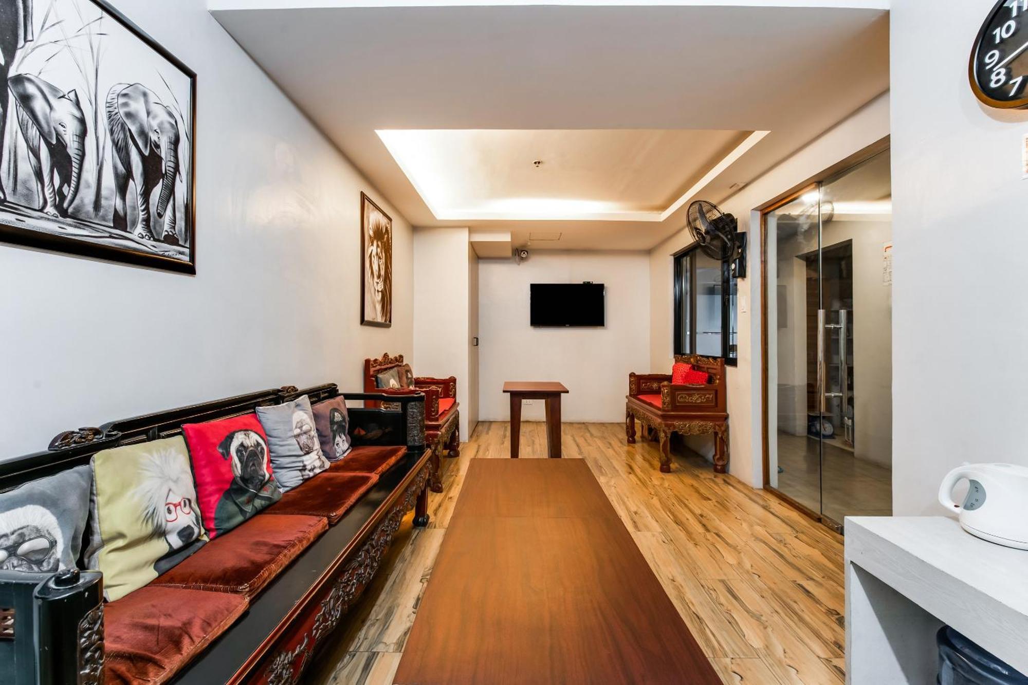 Oyo 136 Regal Residences Quezon City Buitenkant foto