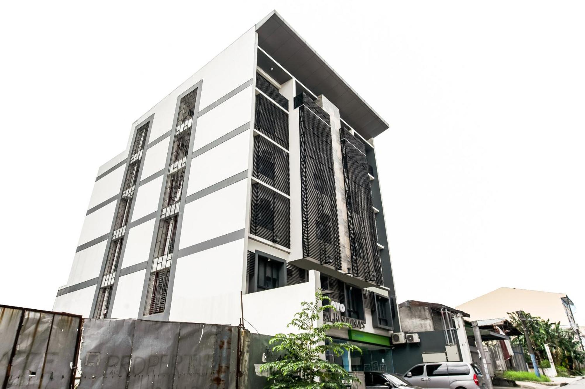 Oyo 136 Regal Residences Quezon City Buitenkant foto