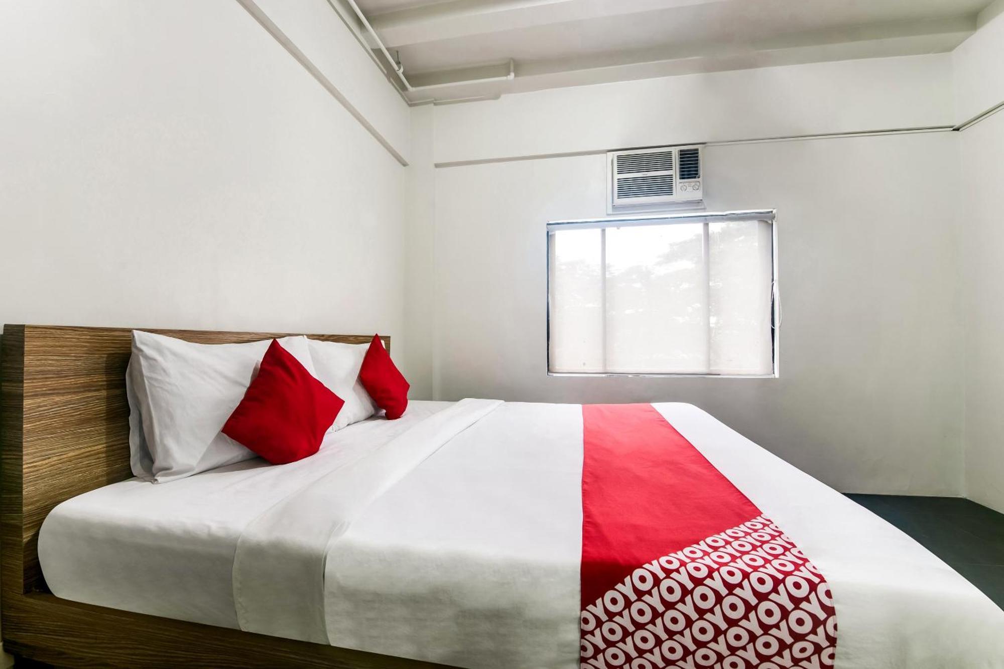 Oyo 136 Regal Residences Quezon City Buitenkant foto