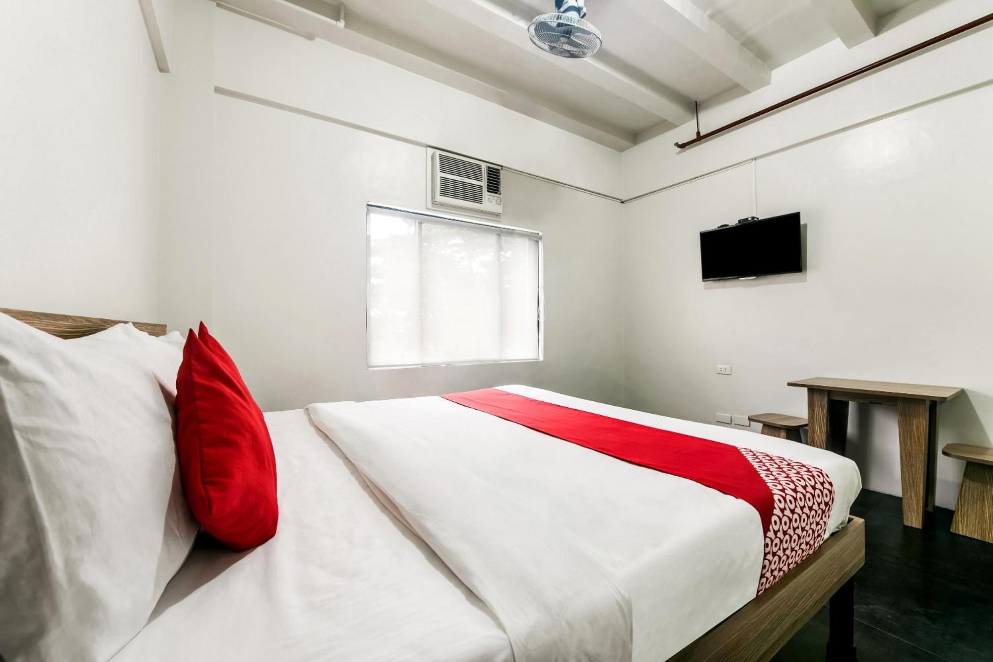 Oyo 136 Regal Residences Quezon City Buitenkant foto