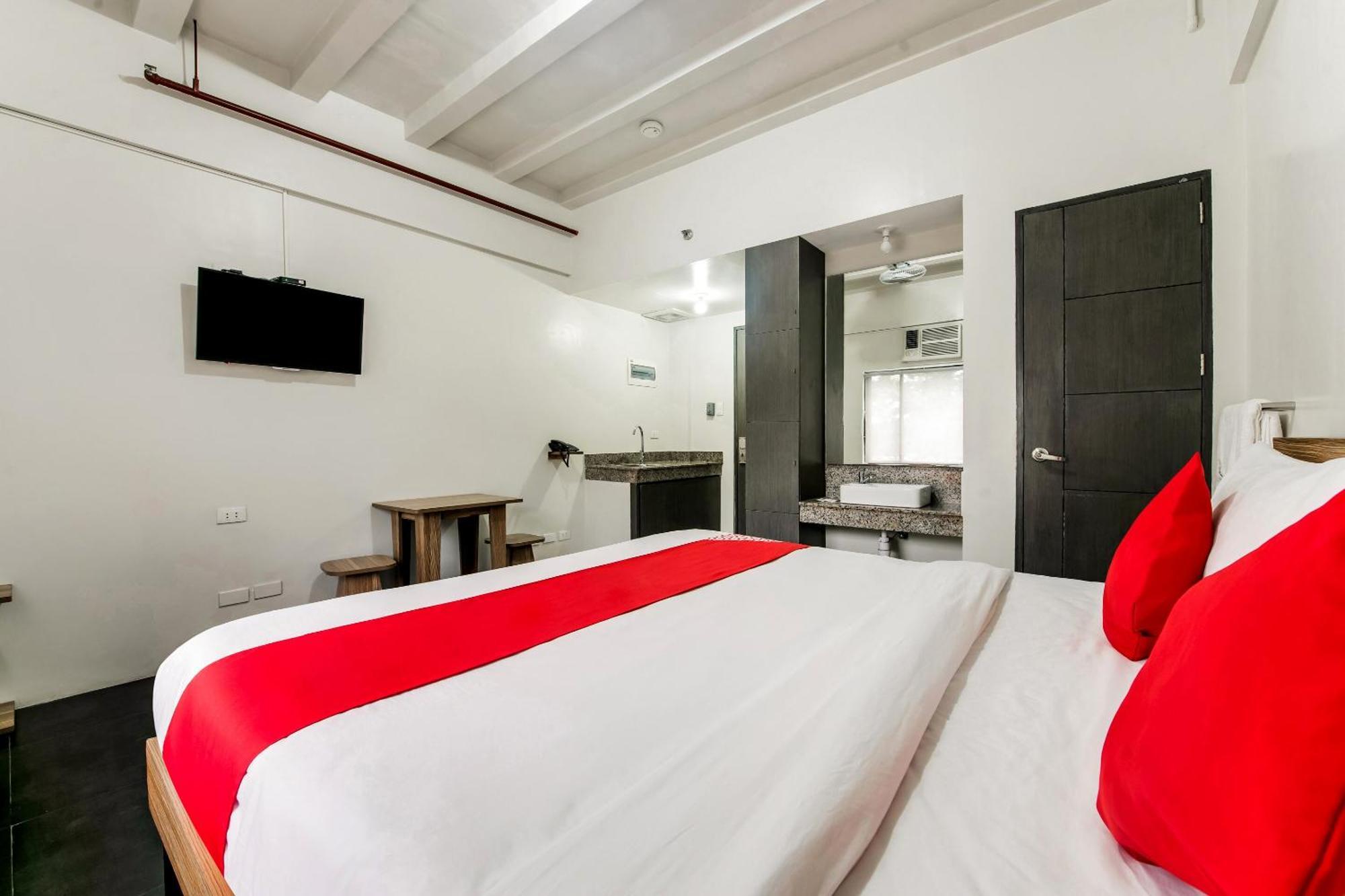 Oyo 136 Regal Residences Quezon City Buitenkant foto