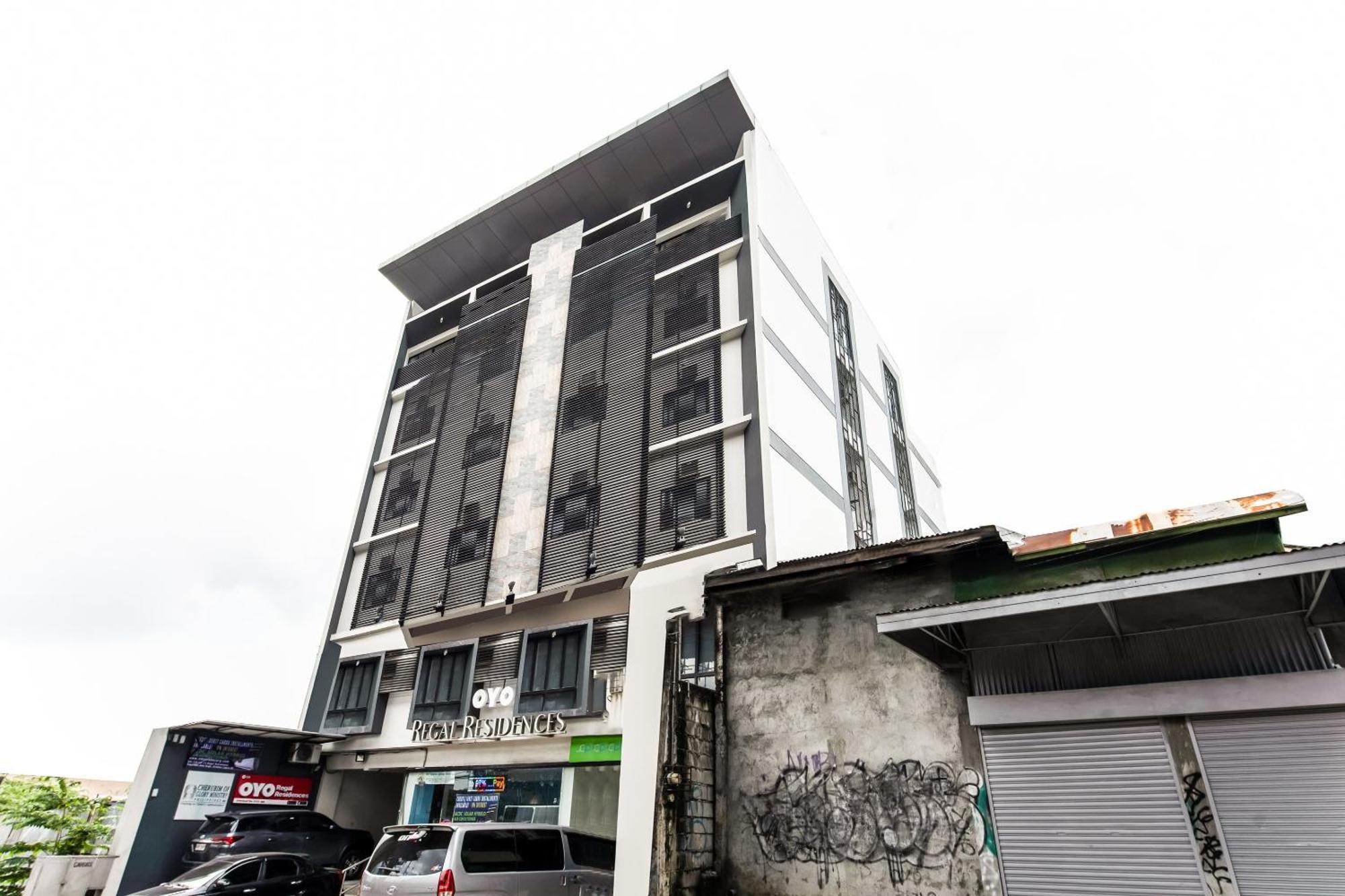 Oyo 136 Regal Residences Quezon City Buitenkant foto