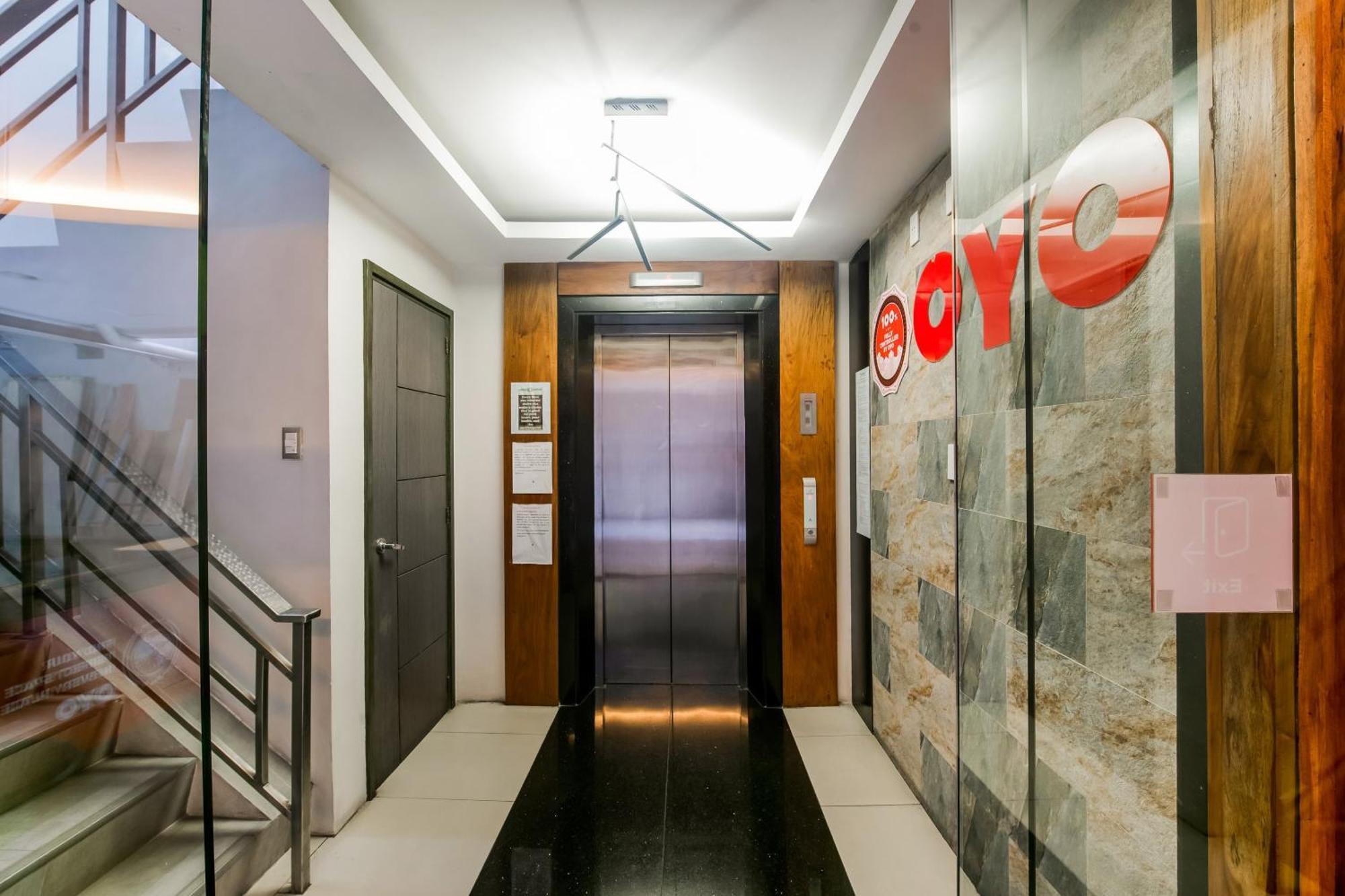 Oyo 136 Regal Residences Quezon City Buitenkant foto