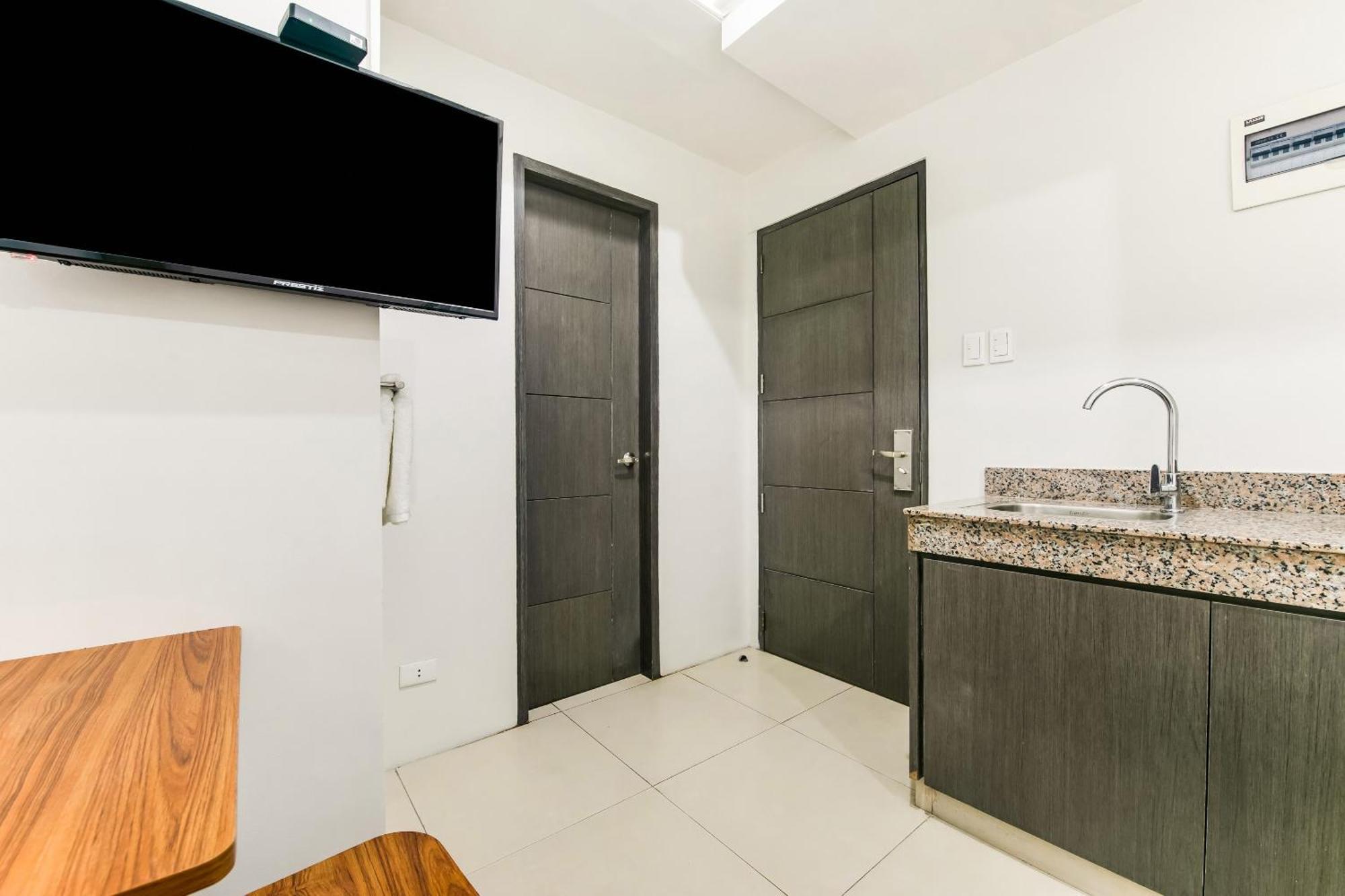 Oyo 136 Regal Residences Quezon City Buitenkant foto