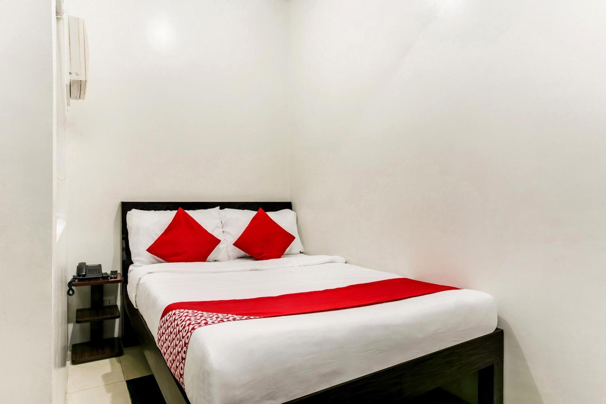 Oyo 136 Regal Residences Quezon City Buitenkant foto