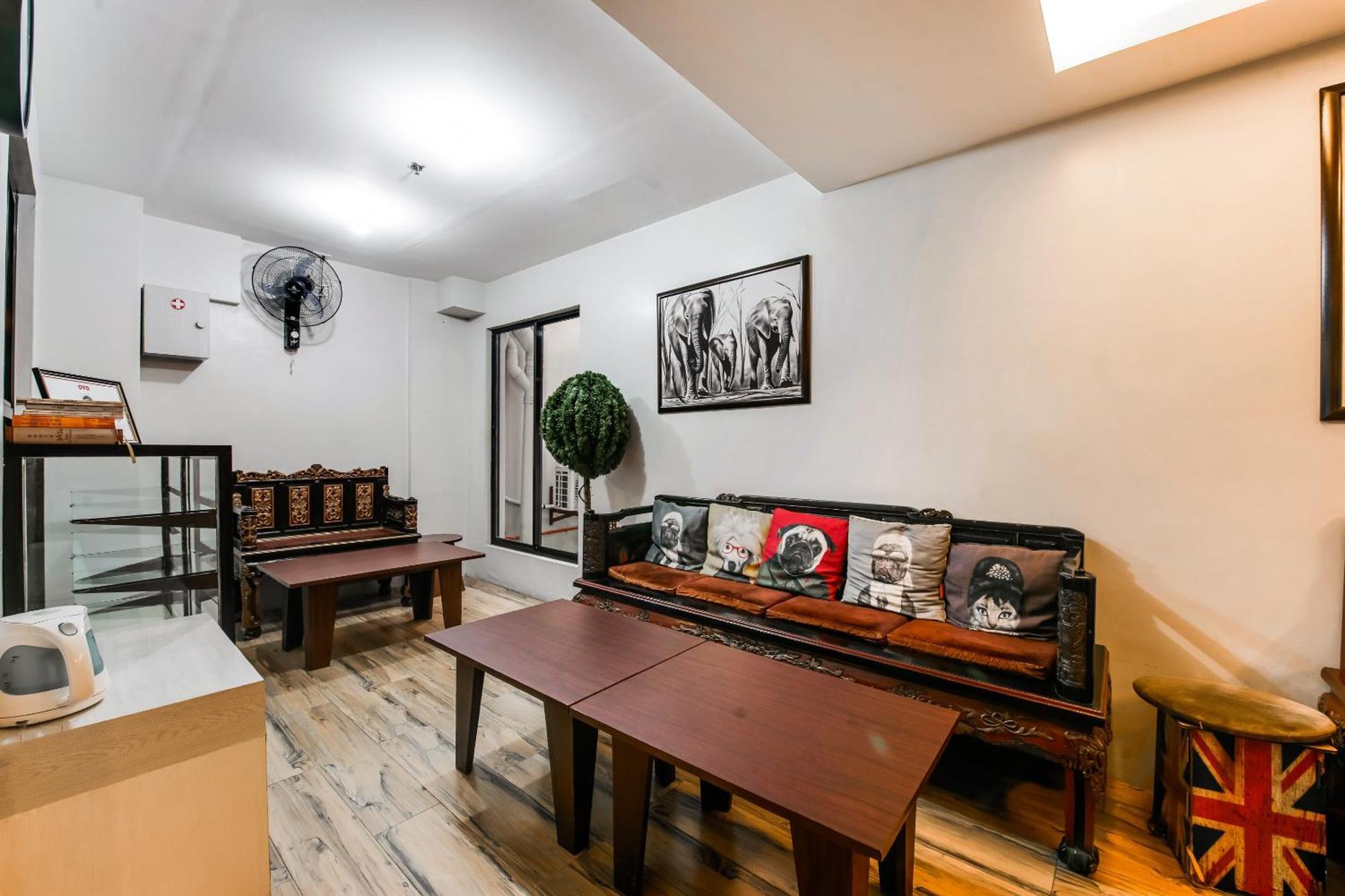Oyo 136 Regal Residences Quezon City Buitenkant foto